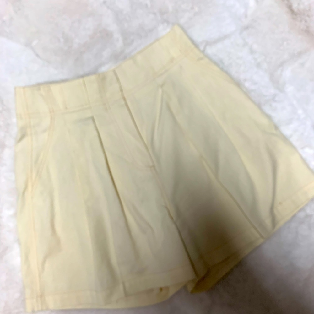High waisted linen Sancia shorts! Size medium. Fits like a 6. Beautiful.✨❤️